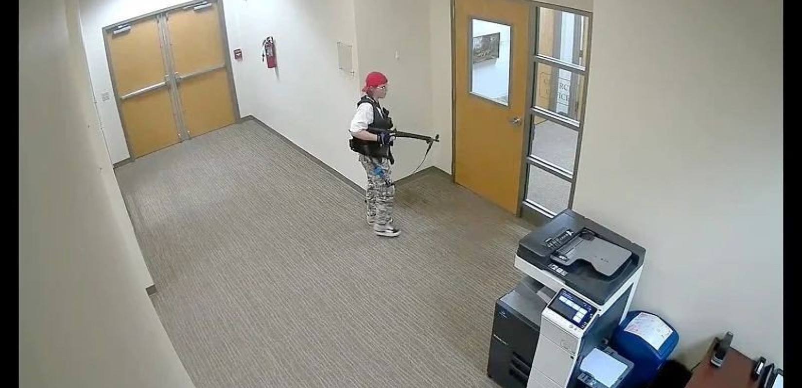 ΗΠΑ: Μακελειό σε σχολείο στο Νάσβιλ με έξι νεκρούς - Η στιγμή που η δράστις «μπουκάρει» στο σχολείο (βίντεο)