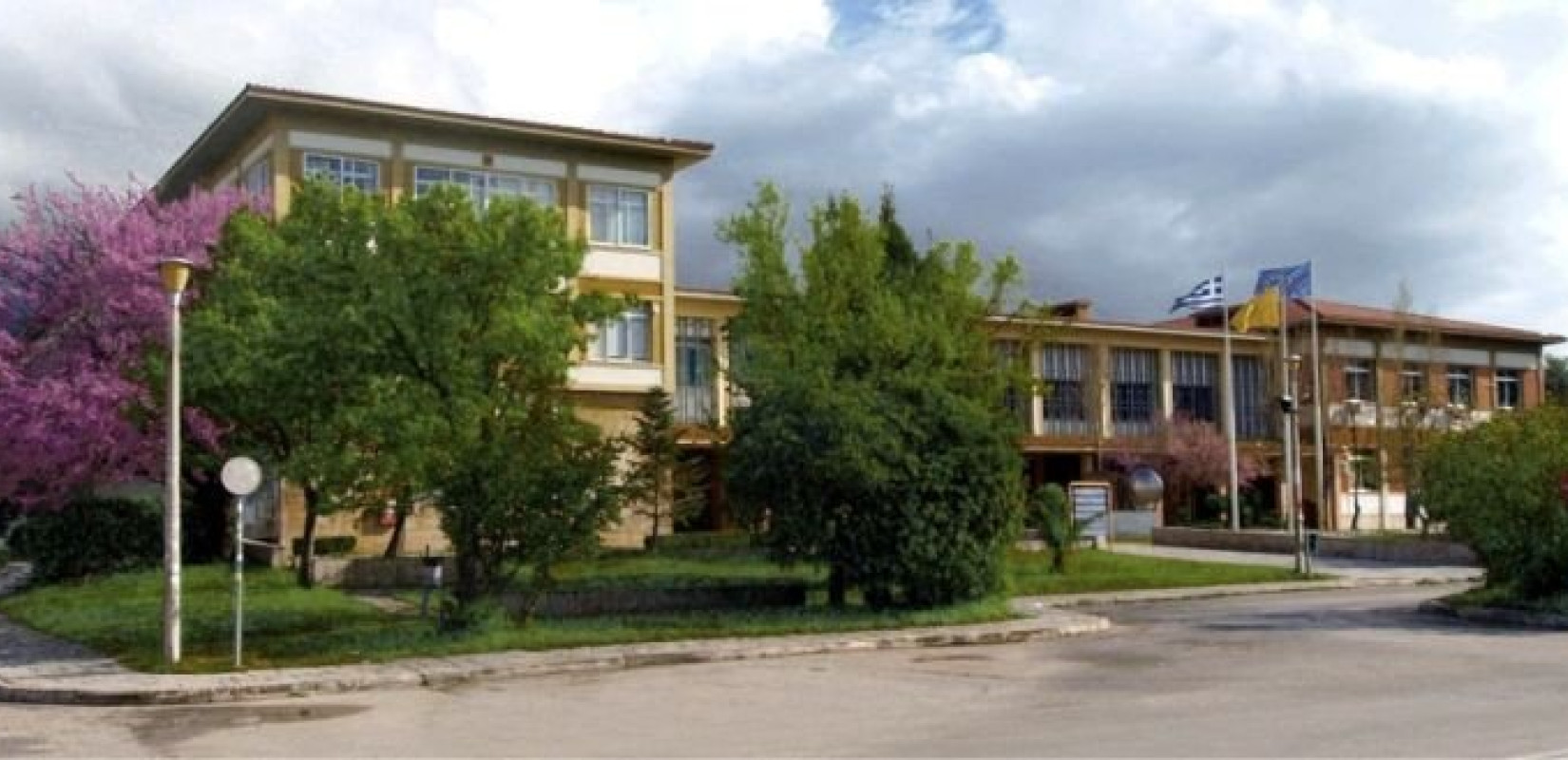 Άγρια επίθεση σε τρανς φοιτητή στην Πάτρα - Τον ξυλοκόπησαν και τον έβαψαν με μπογιές