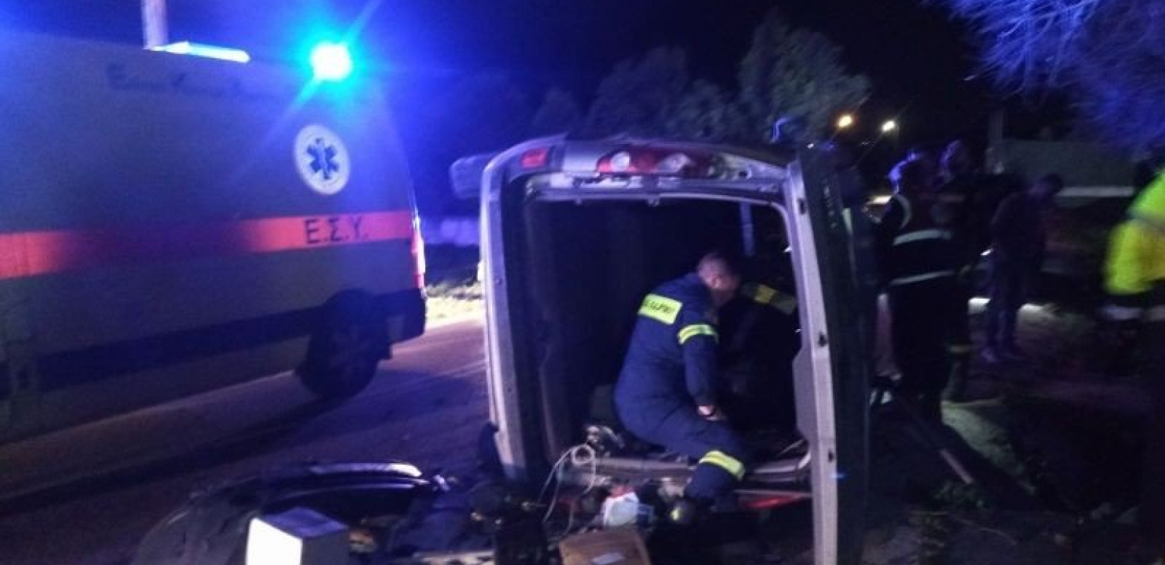 Θεσσαλονίκη: Τροχαίο ατύχημα με έναν τραυματία - Εθελοντές διασώστες απεγκλώβισαν τον οδηγό (φωτ.)