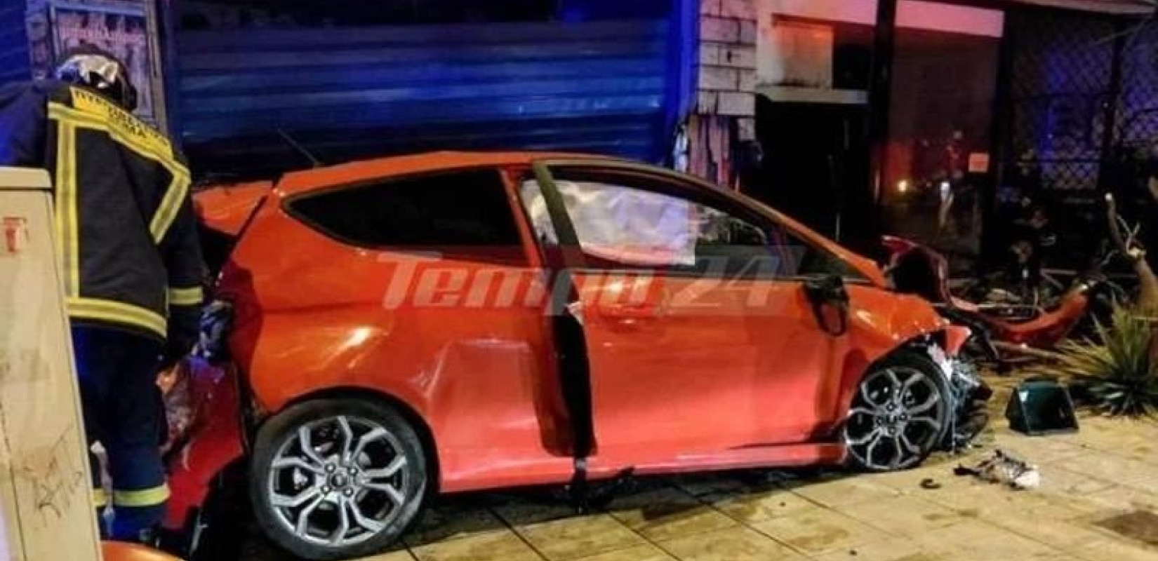 Σοβαρό τροχαίο στην Πάτρα: Αυτοκίνητο κατέληξε σε ιχθυοπωλείο - Τρεις τραυματίες (βίντεο)