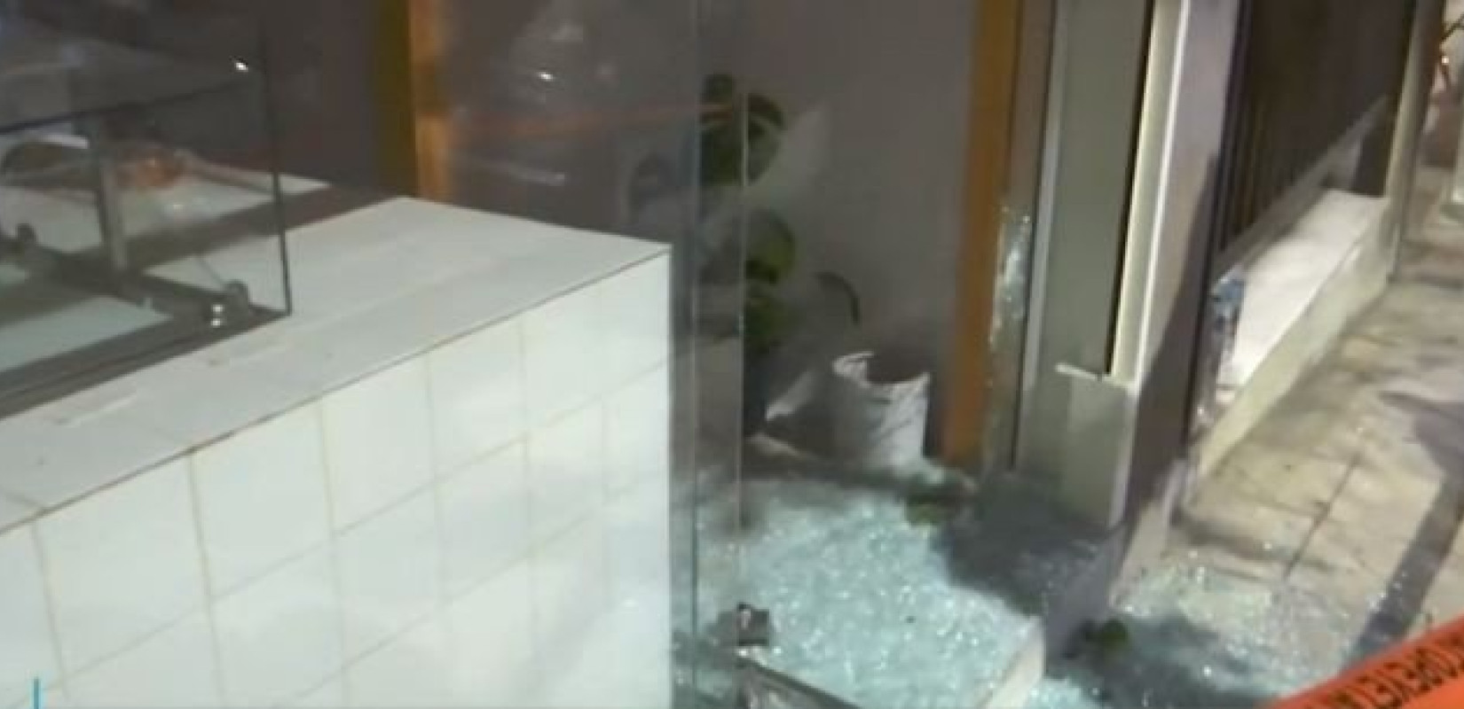 Αθήνα: Πέταξαν χειροβομβίδα σε ζαχαροπλαστείο στο Παγκράτι (βίντεο)