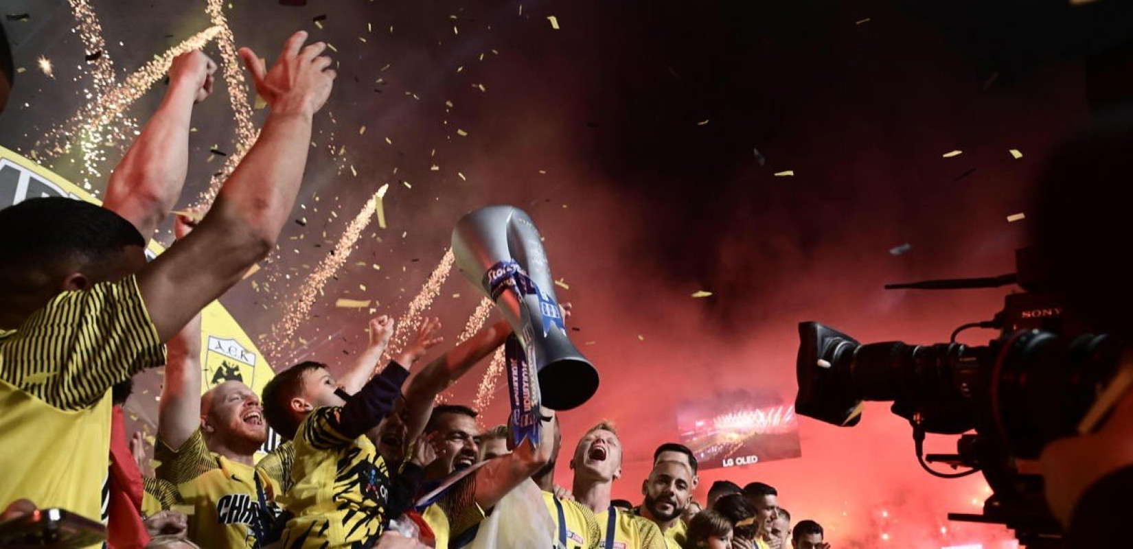 Η Ν. Φιλαδέλφεια στις φλόγες: Πρωταθλήτρια για 13η φορά στην ιστορία της η ΑΕΚ (βίντεο)