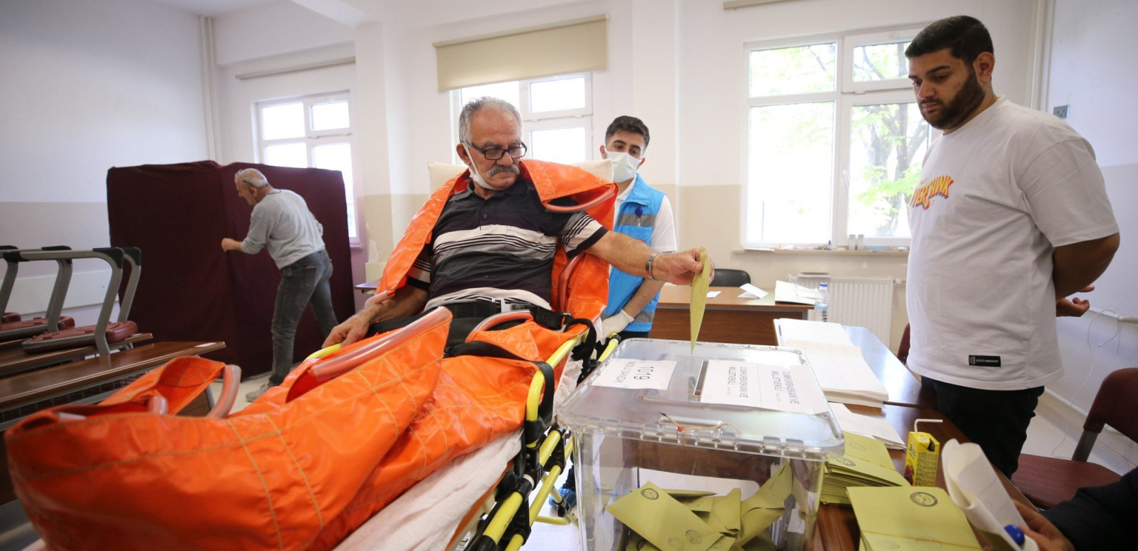 Τουρκία: Ακόμα και με... φορεία στην κάλπη οι ψηφοφόροι - Φόβοι για επεισόδια (βίντεο, φωτ.)