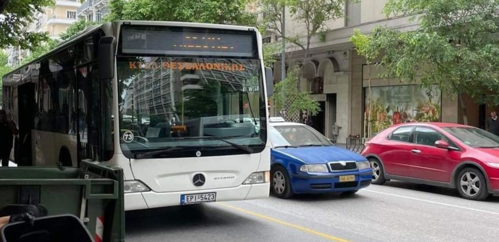 Τροχαίο ατύχημα στη Θεσσαλονίκη: Αστικό λεωφορείο συγκρούστηκε με ΙΧ στην Τσιμισκή