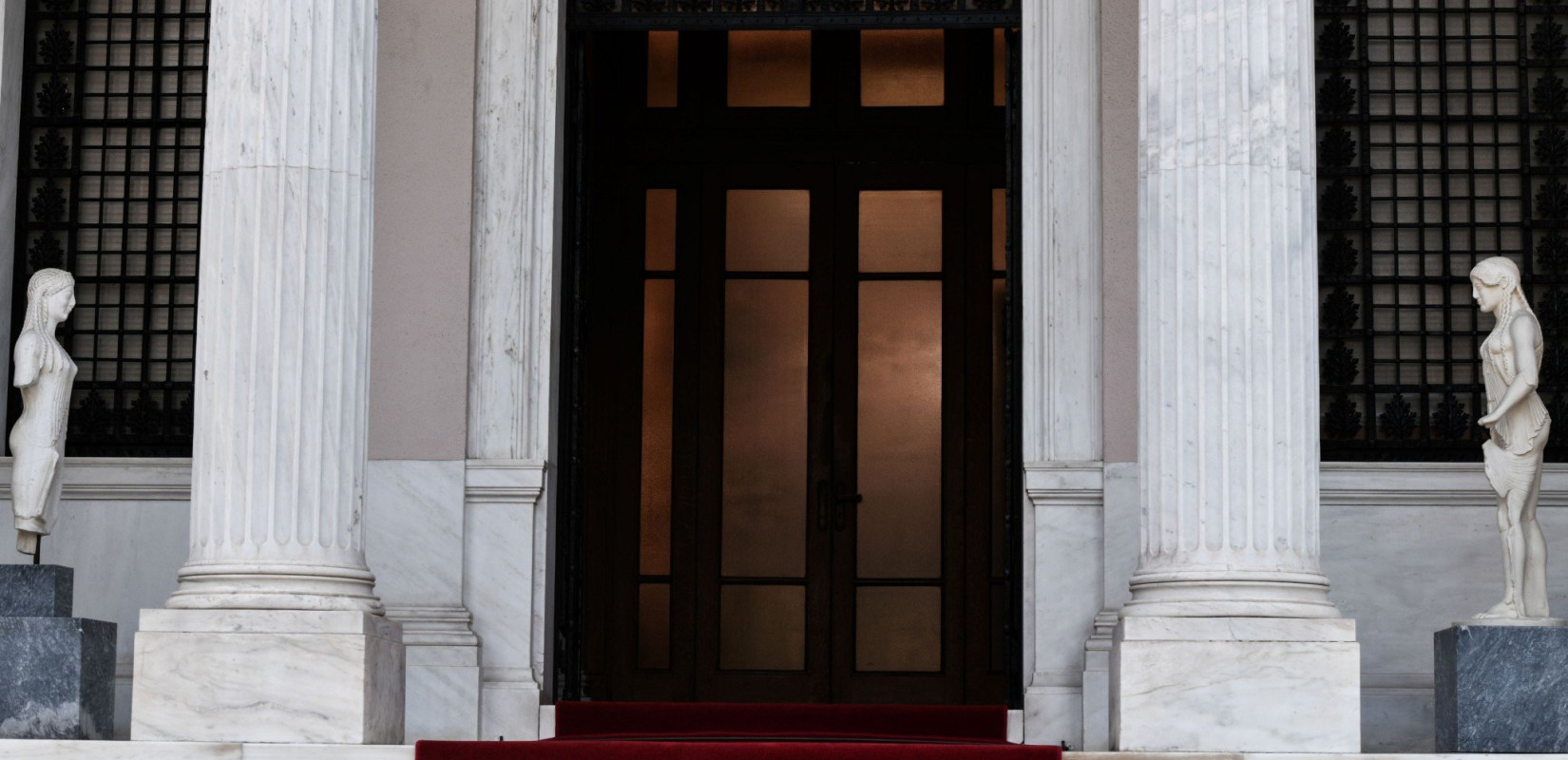 Συνάντηση Μητσοτάκη με την επίτροπο χρηματοοικονομικών υπηρεσιών της ΕΕ