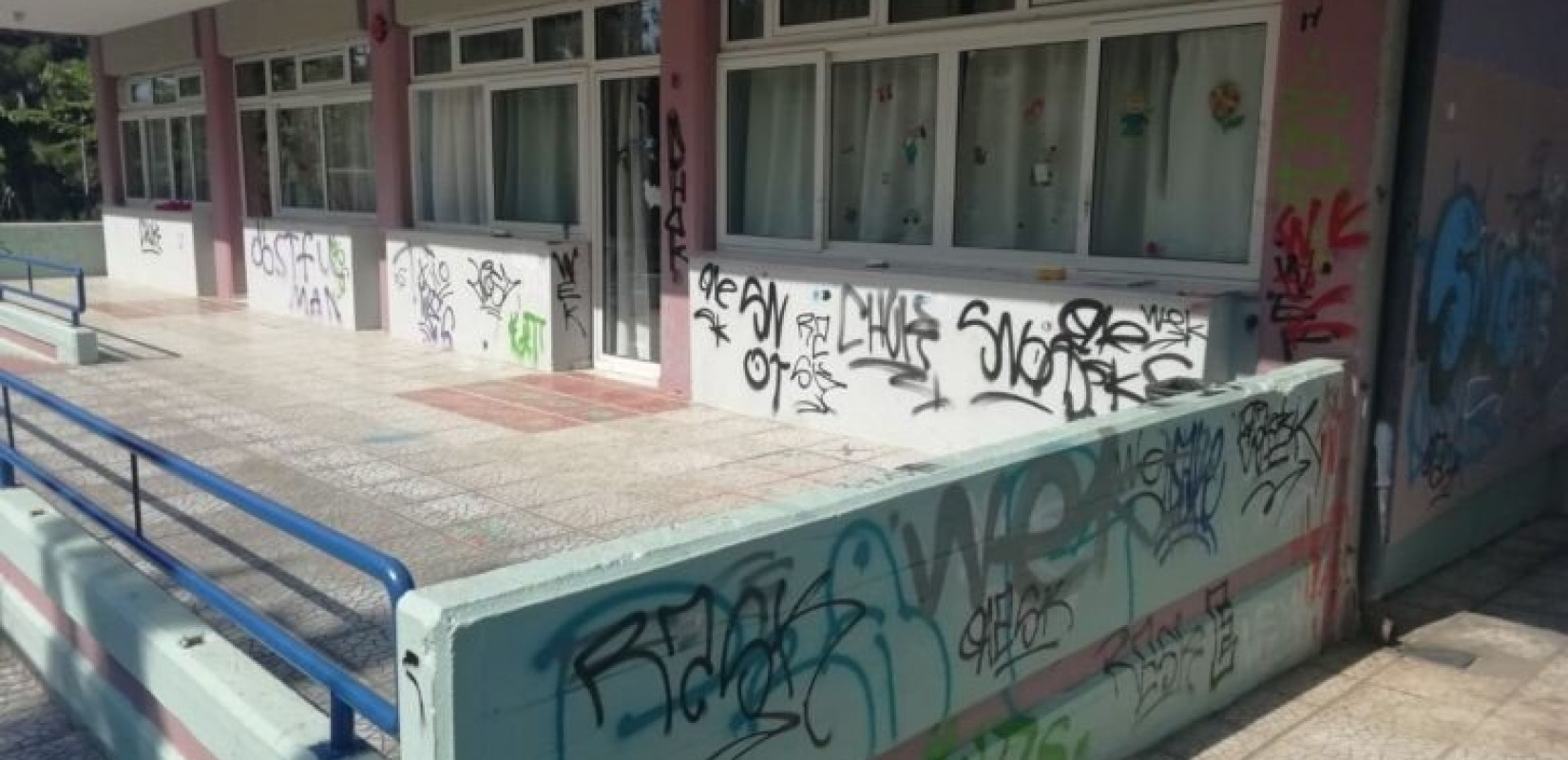 Αποκατάσταση μετά τους βανδαλισμούς στο 1ο δημοτικό σχολείο Τριλόφου (φωτ.)