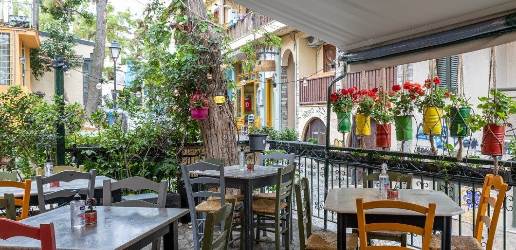 «Rediviva Cucina Povera»: Ήρθε η εποχή για θαλασσινά και κρεατικά, στην πιο χρωματιστή αυλή της Άνω Πόλης