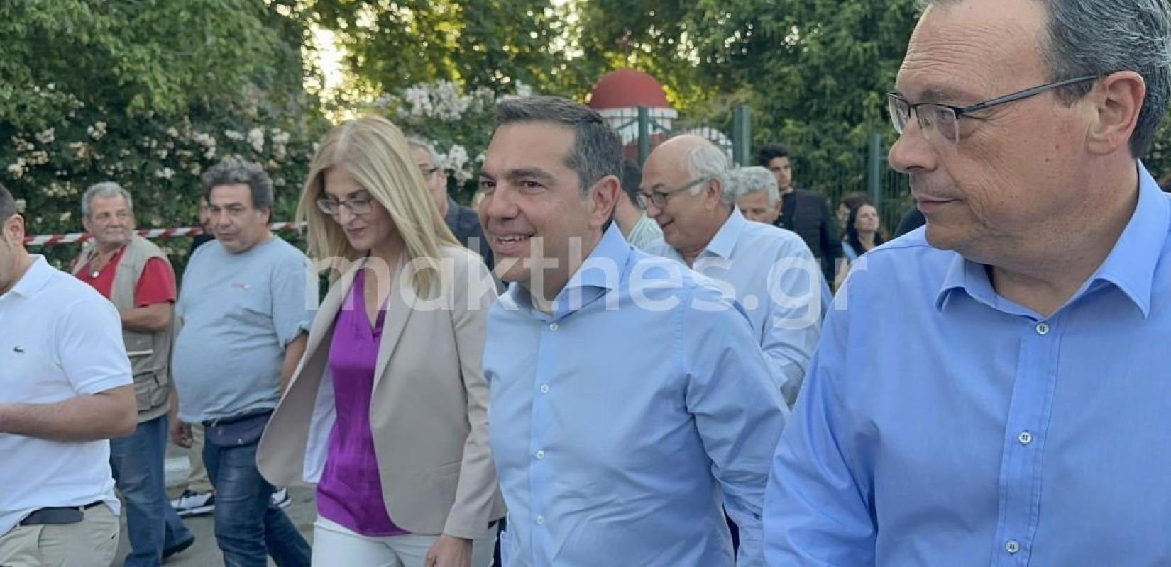 Θεσσαλονίκη: Οι selfies, τα λουλούδια και η τούρτα του Τσίπρα στη Σίνδο (βίντεο & φωτ.)