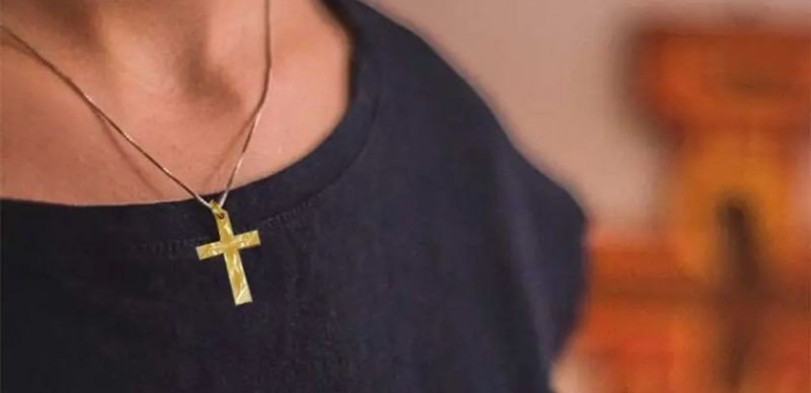 Θεσσαλονίκη: Της έκλεψε με τη βία χρυσή αλυσίδα με σταυρό και την πούλησε σε ενεχυροδανειστήριο