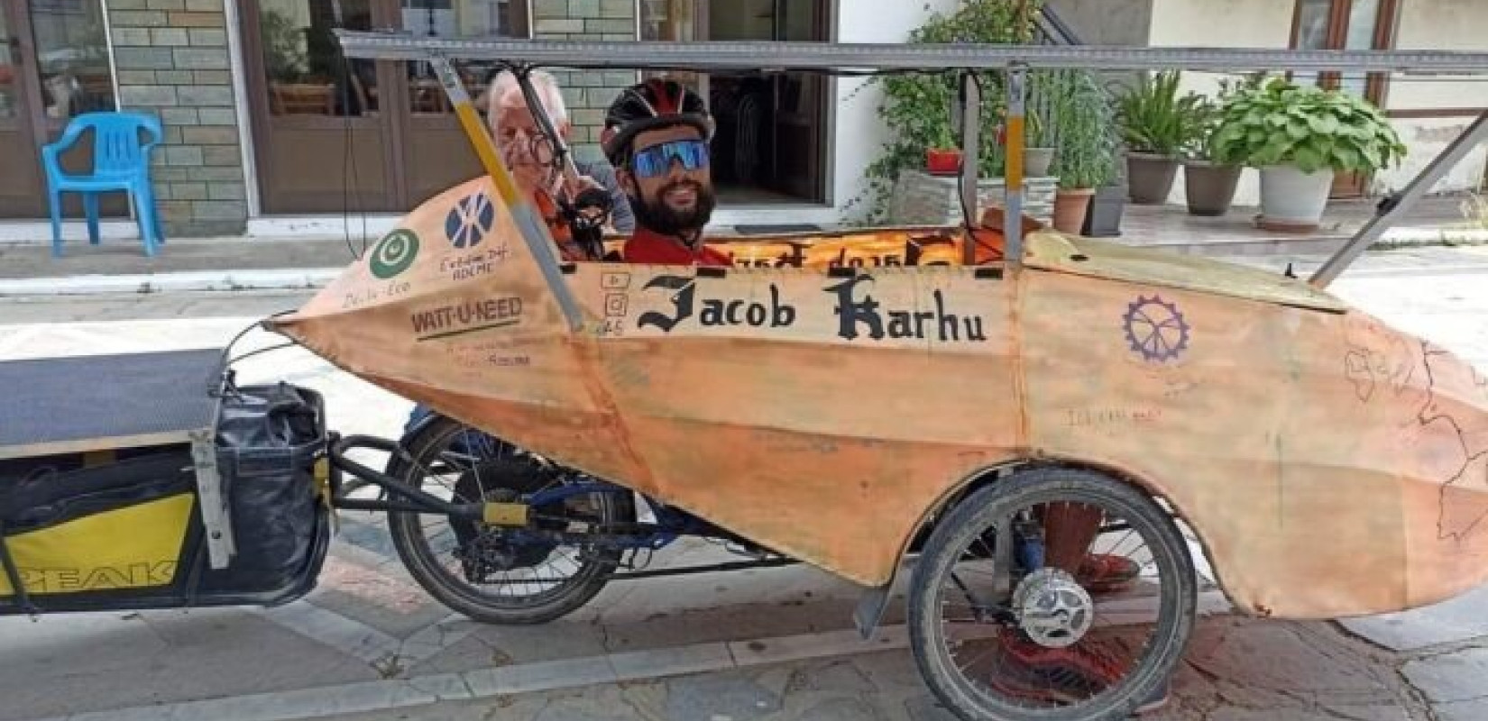 Στη Χαλκιδική έφτασε ο άνθρωπος που διέσχισε όλη την Ευρώπη με το ιδιαίτερο ποδήλατό του (φωτ.)