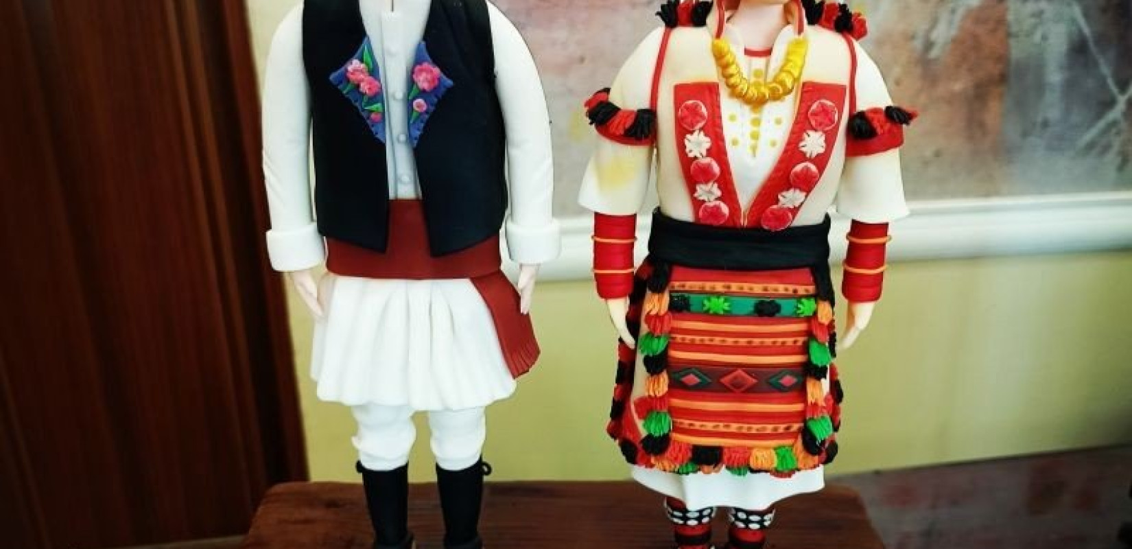 Γιαννιτσά: Ένας Τσεπέτο της ζαχαροπλαστικής «ζωντανεύει» κούκλες με παραδοσιακές φορεσιές από ζαχαρόπαστα (φωτ.)