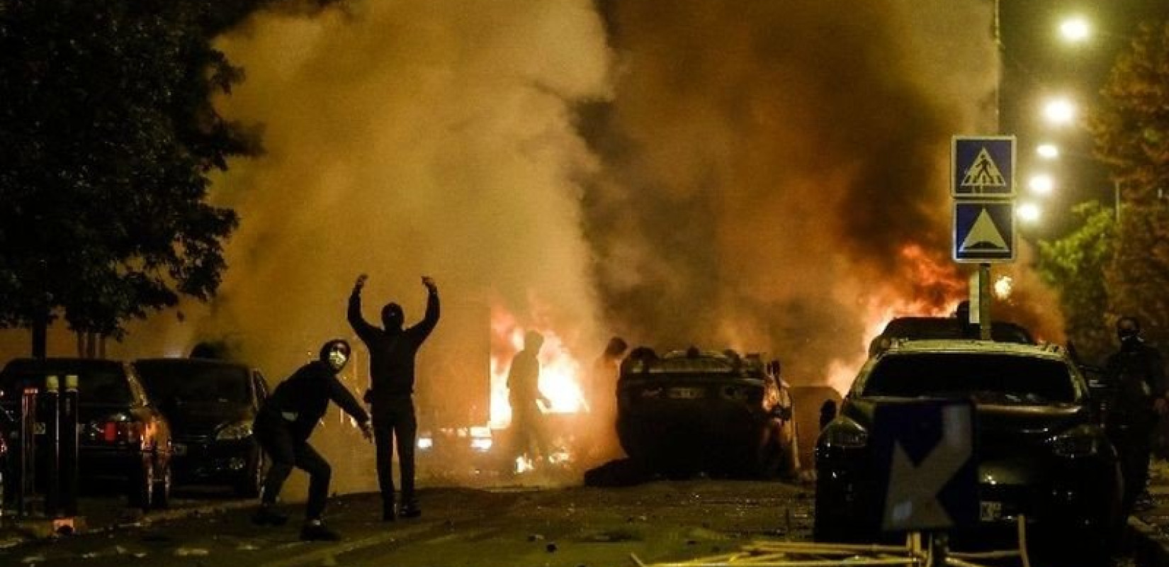 Χάος στη Γαλλία: Η επιβολή κατάστασης έκτακτης ανάγκης θα εξετασθεί στην συνεδρίαση υπό τον Μακρόν