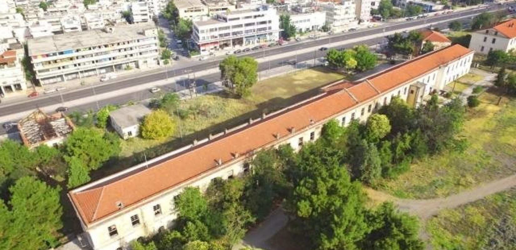 Πιάνουν δουλειά οι μπουλντόζες στο πρώην στρατόπεδο Παύλου Μελά