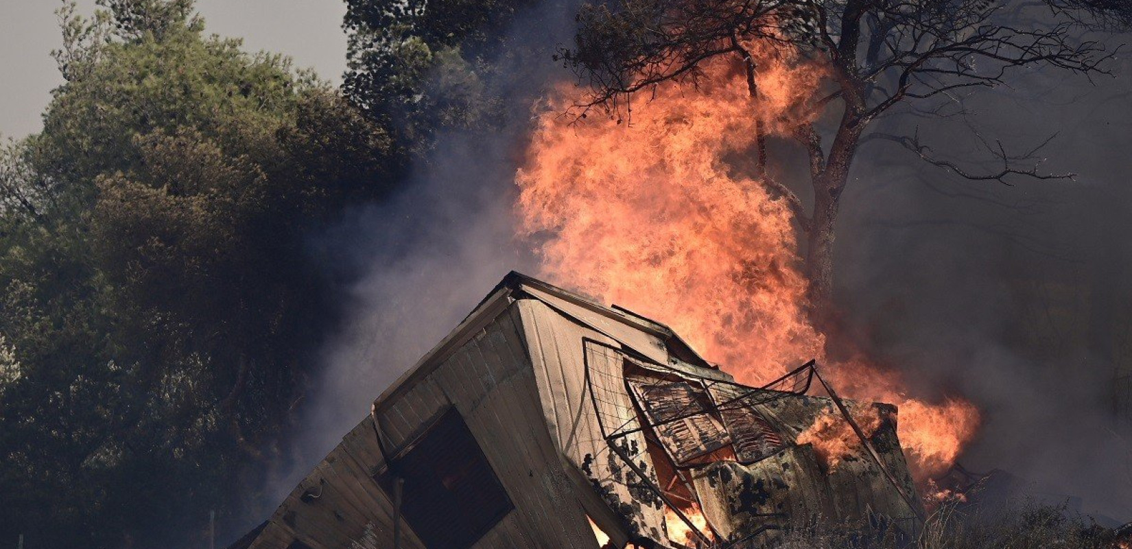 «Μας έχουν αφήσει στο έλεος του Θεού» καταγγέλει κάτοικος της Μάνδρας - «Απλά βλέπουμε την καταστροφή» (βίντεο)