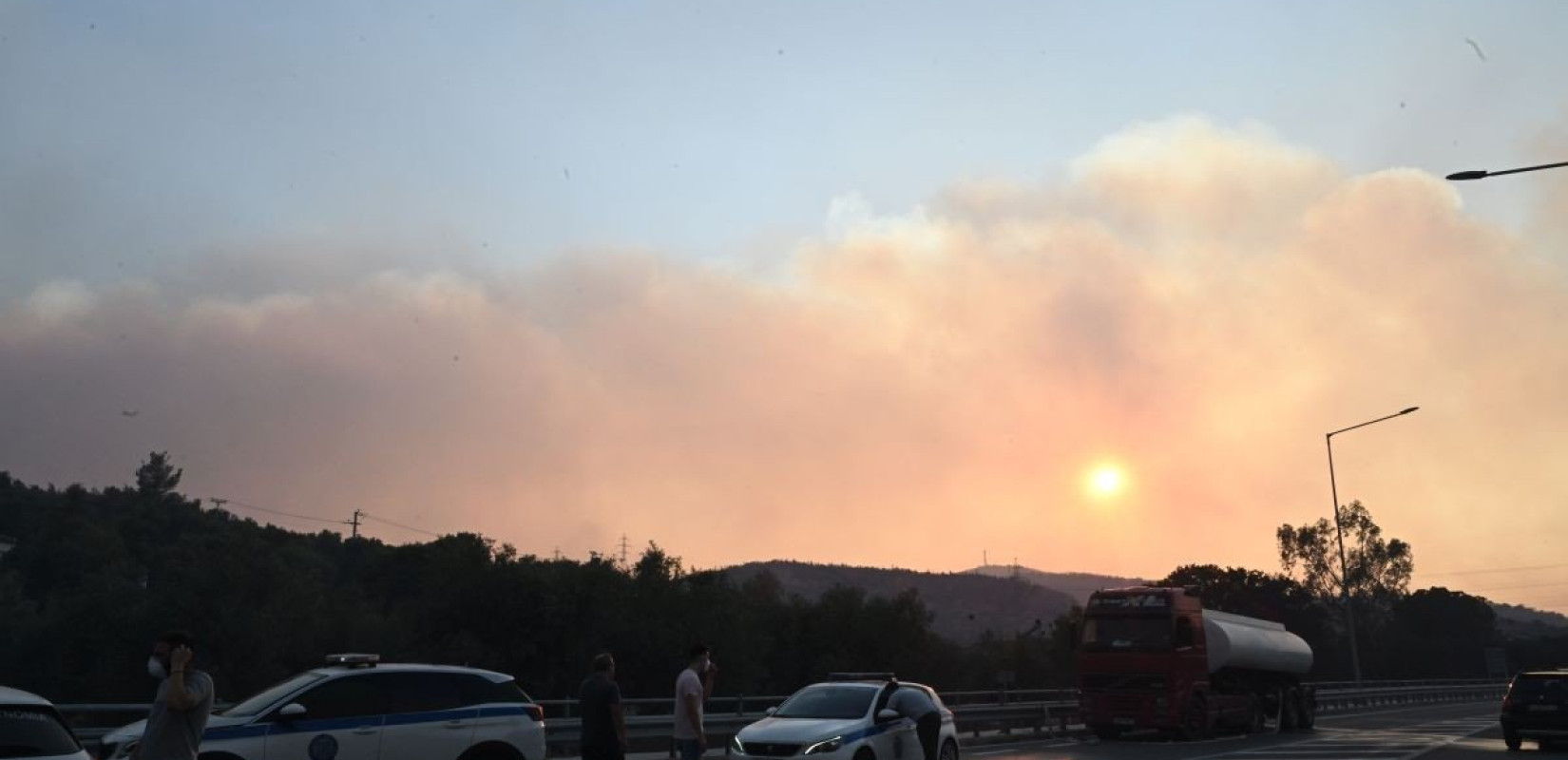 Υπό μερικό έλεγχο η φωτιά που καίει σε χώρο ανακύκλωσης στον Ασπρόπυργο