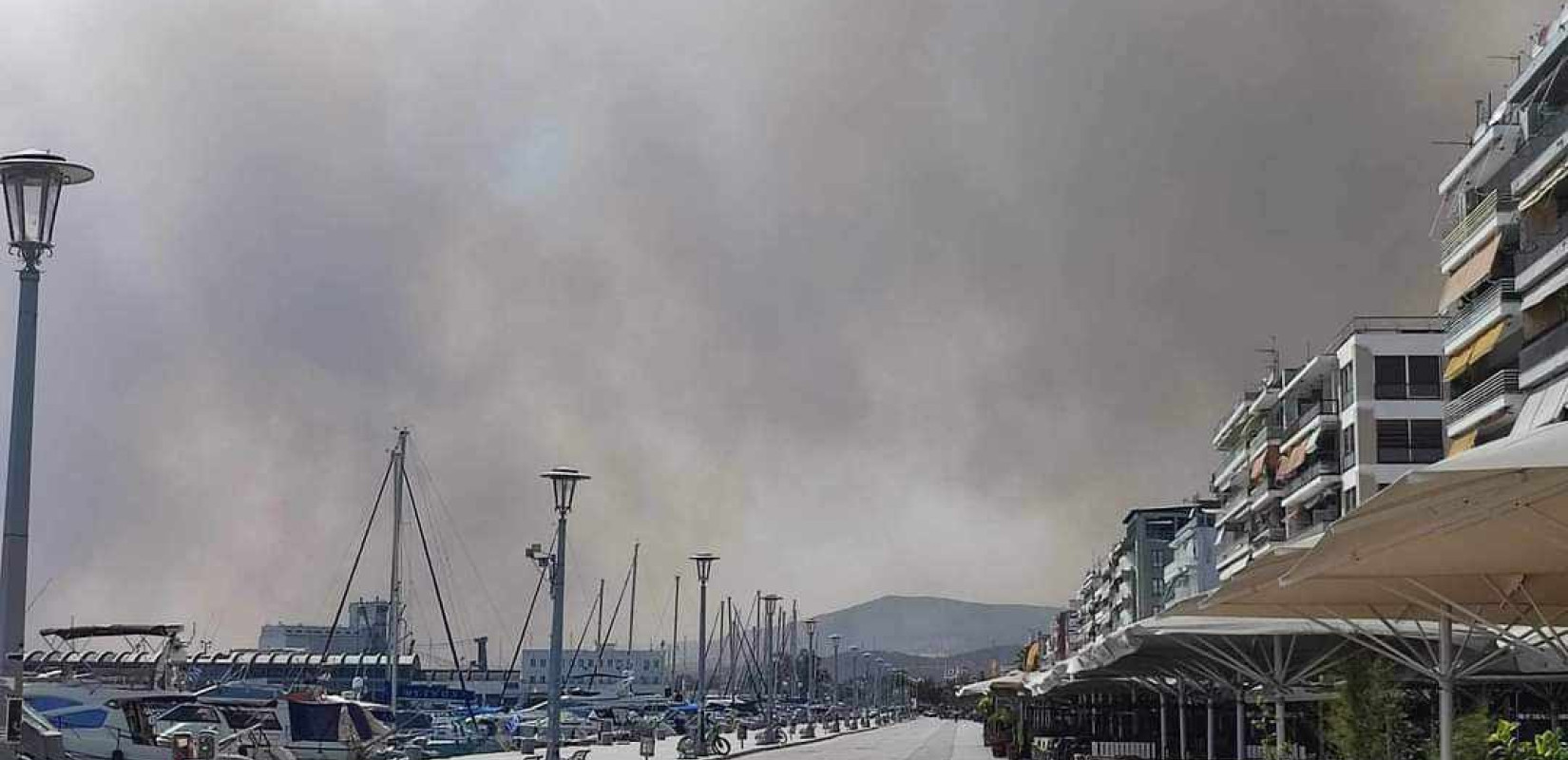 Μαύρισε ο ουρανός στον Βόλο από τις πυρκαγιές - Δείτε φωτογραφίες και βίντεο