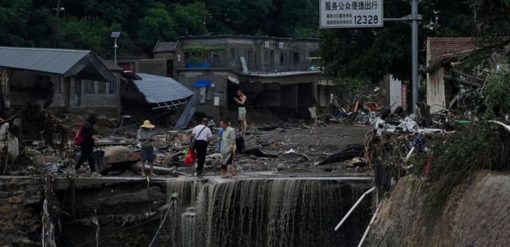 Κίνα: Ακόμη 14 νεκροί από τις καταρρακτώδεις βροχές και τις πλημμύρες (βίντεο)