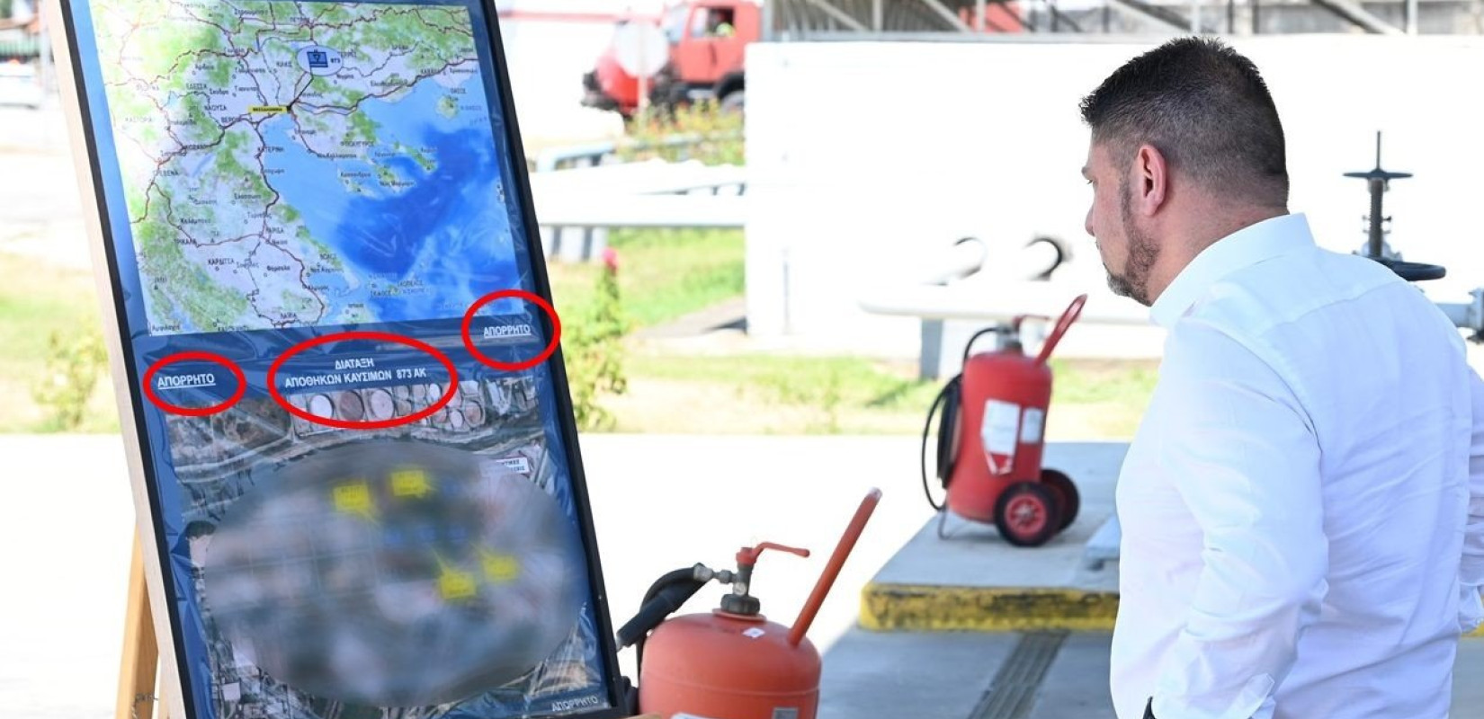 ΠΑΣΟΚ: «Αδιανόητη επιπολαιότητα και προχειρότητα η φωτογραφία Χαρδαλιά μπροστά σε απόρρητους στρατιωτικούς χάρτες»