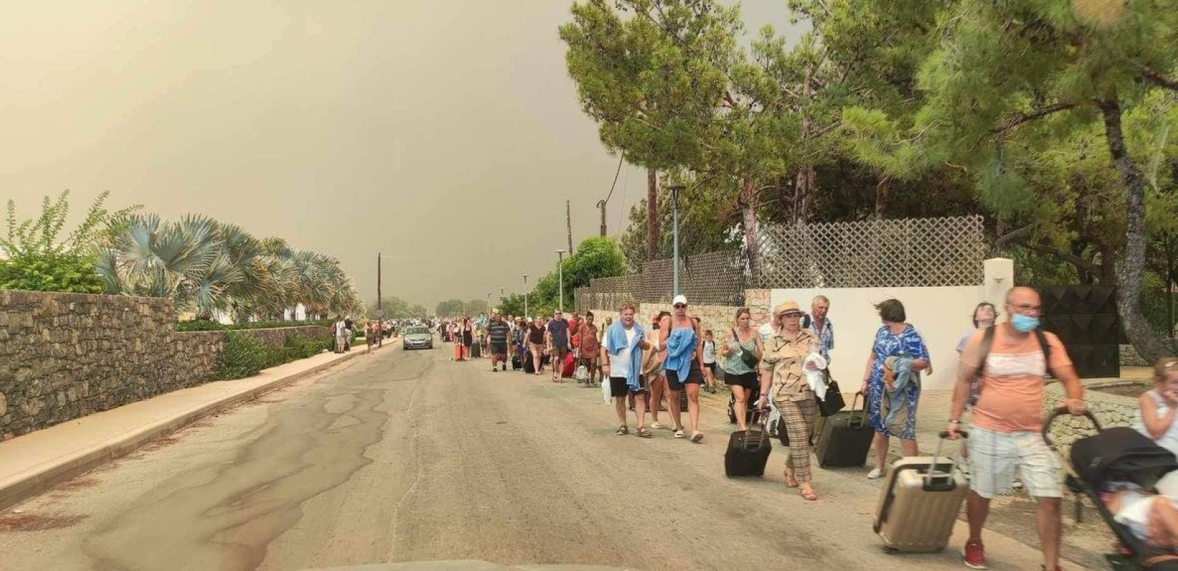 «Κόλαση στη Ρόδο»: Τα βρετανικά ΜΜΕ καλύπτουν λεπτό προς λεπτό τη φωτιά στο νησί (βίντεο)