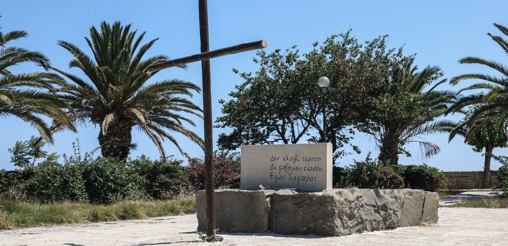 Ηράκλειο: Αποκαταστάθηκε ο βανδαλισμός στον τάφο του Καζαντζάκη (φωτ.)