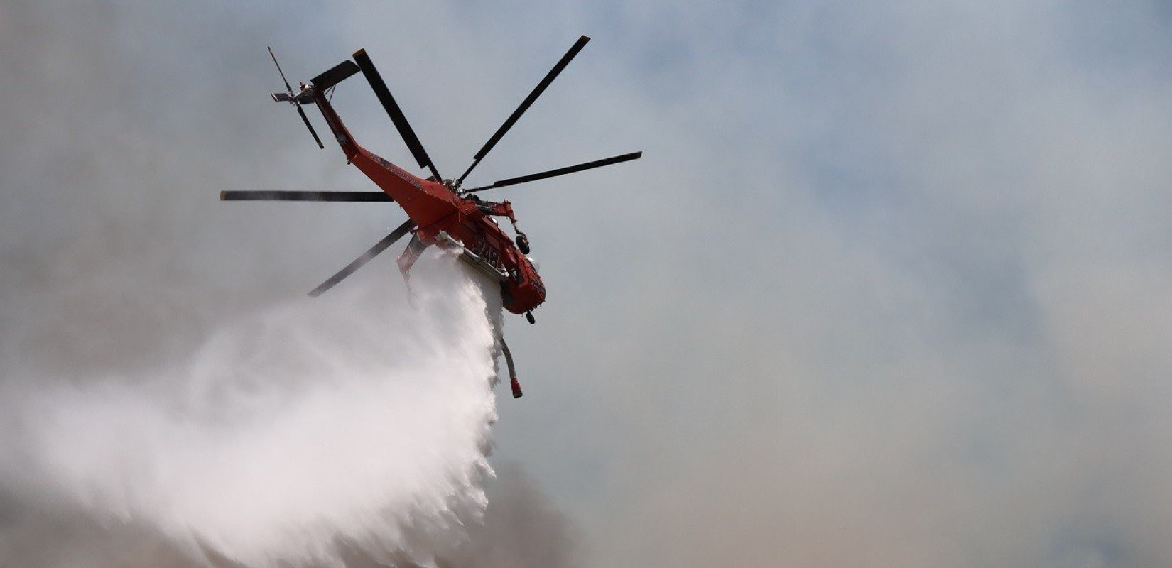 Συγκλονιστικό βίντεο: Τρία λεπτά στην κόλαση της φωτιάς με πυροσβεστικό ελικόπτερο