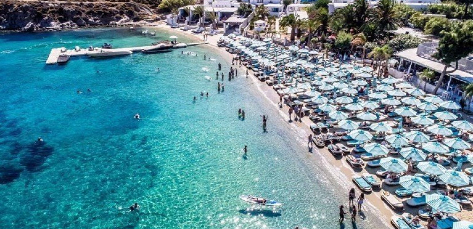 «Κίνημα της Πετσέτας»: Μάζεψαν τις ξαπλώστρες και από την Ψαρρού στη Μύκονο