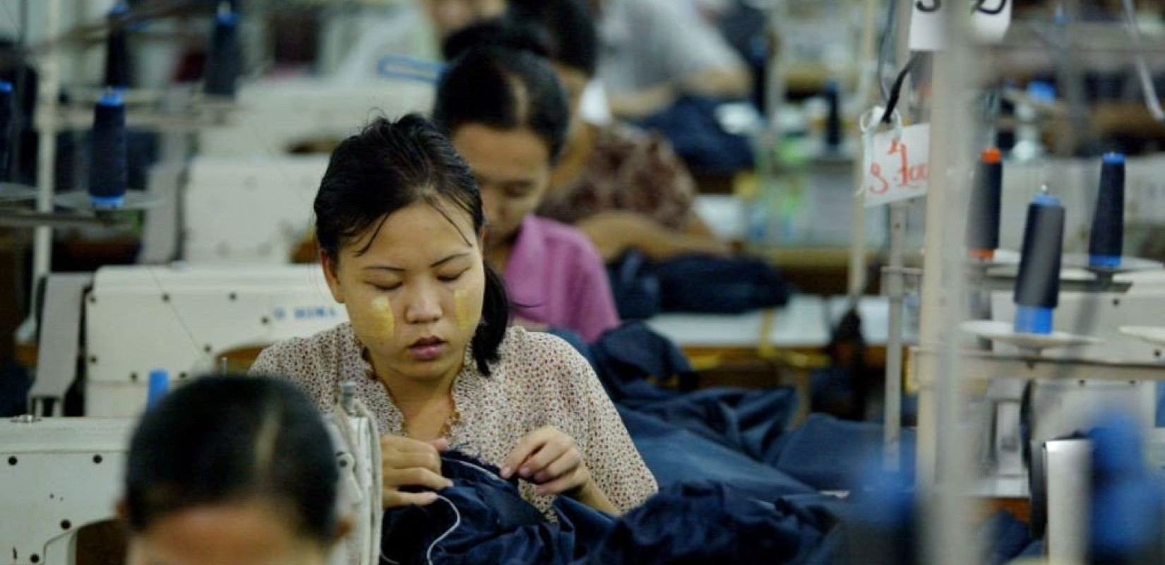 Κολοσσός ένδυσης σταματάει τις δραστηριότητές του στη Μιανμάρ μετά από τη σωρεία παραβάσεων των δικαιωμάτων των εργαζομένων