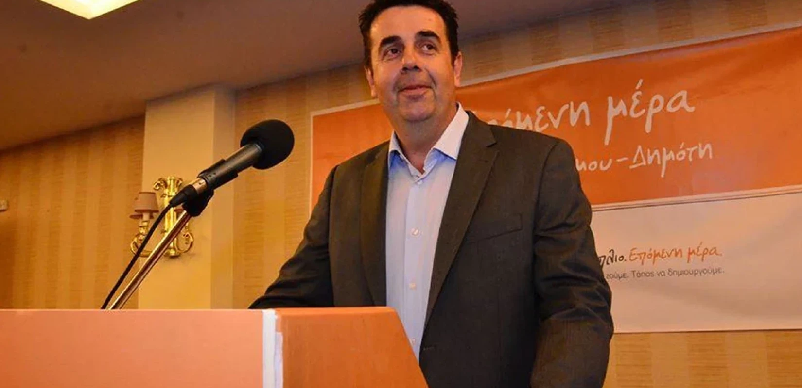 Πειθαρχική έρευνα για τον δήμαρχο Ναυπλίου που πέταγε σκουπίδια και... περιττώματα στην πόρτα αντιπάλου του!