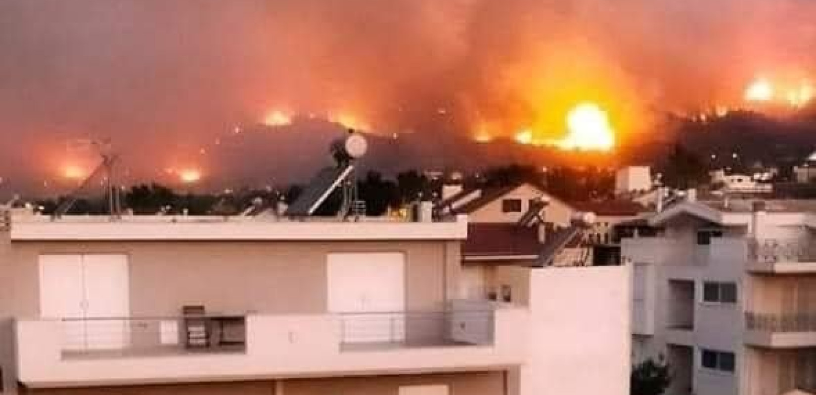 Αττική: Ανεβαίνει στις πλαγιές της Πάρνηθας η πυρκαγιά