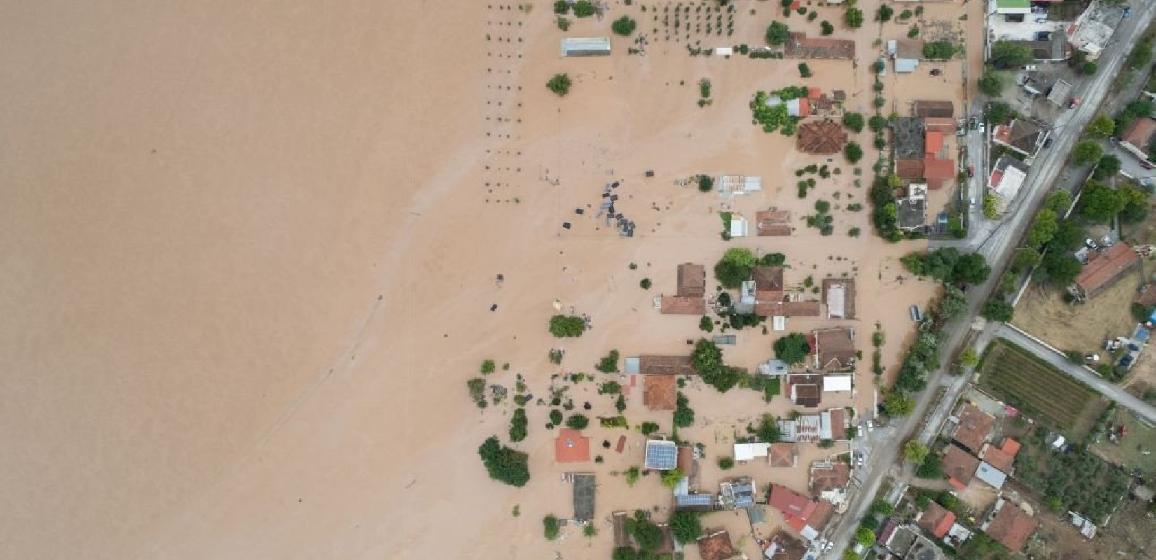 Καρδίτσα: Πόρτα-πόρτα μέσα στη νύχτα πηγαίνουν οι πυροσβέστες στα πεδινά χωριά - Άγνωστο πόσοι αγνοούνται (βίντεο)