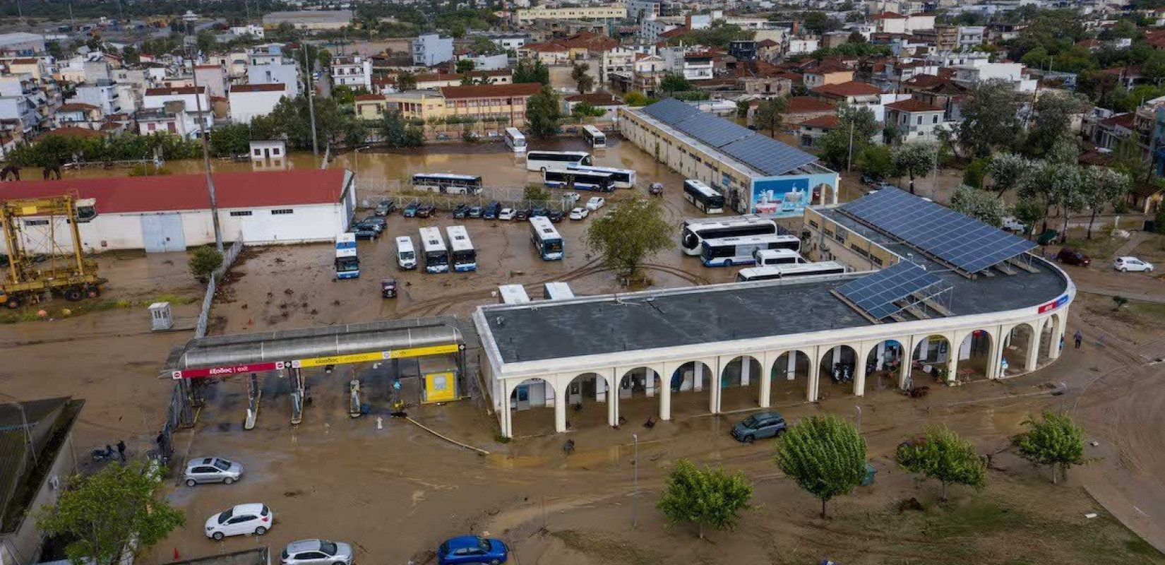 Στήνουν «αναχώματα» με σακιά άμμου στις εισόδους των σπιτιών τους οι κάτοικοι στο Βόλο
