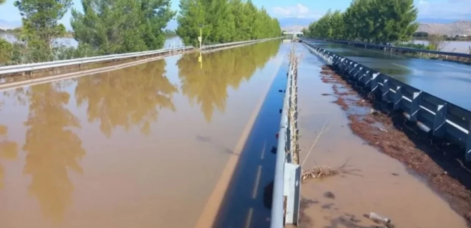 Κλειστή παραμένει η εθνική οδός στα Τέμπη