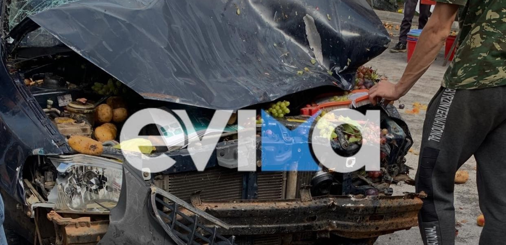 Εύβοια: Βίντεο σοκ - 92χρονος οδηγός παρασύρει τα πάντα σε λαϊκή - Τραυματίστηκε παιδί 3 ετών 