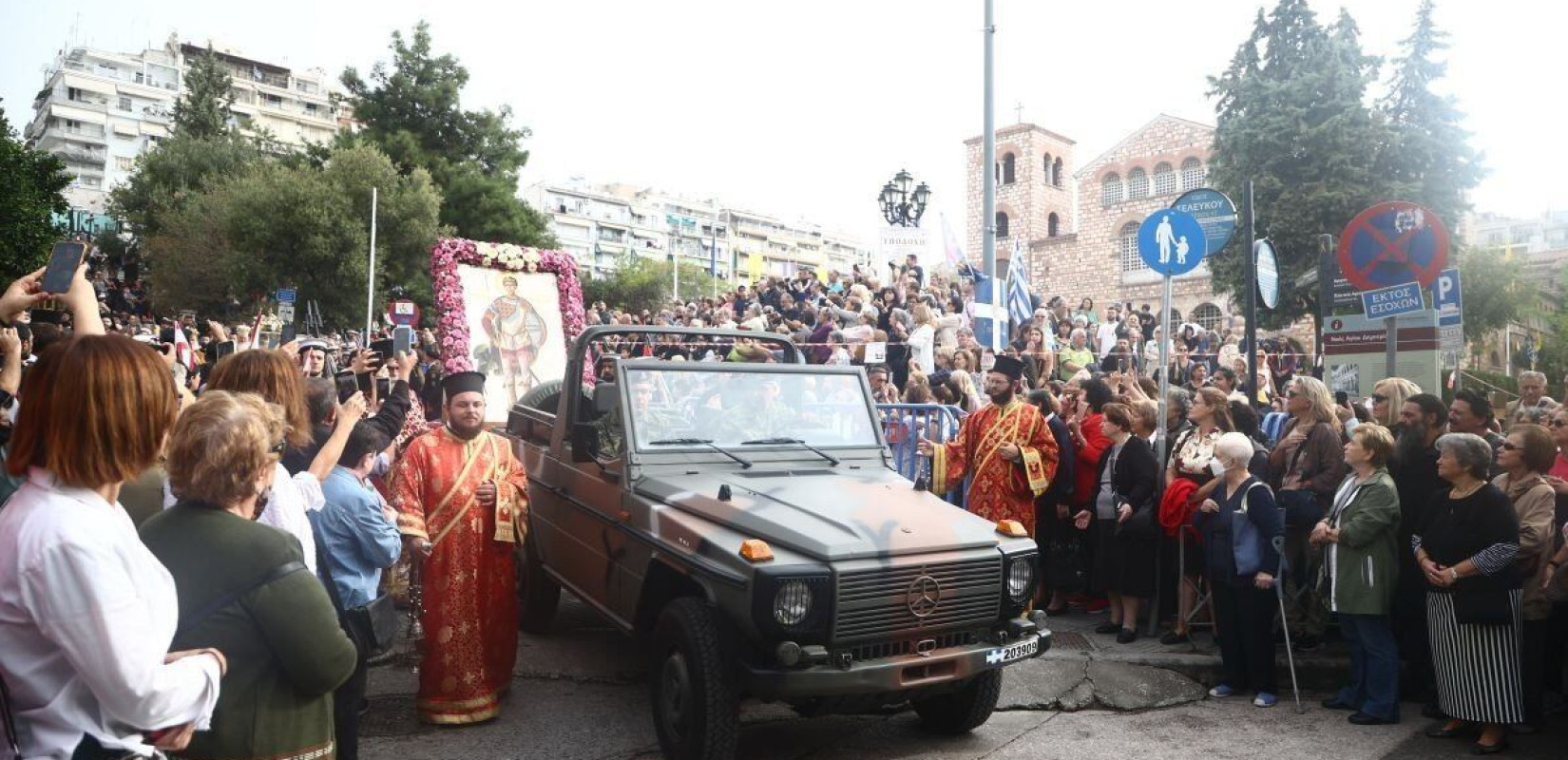 Θεσσαλονίκη: Με πλήθος πιστών και κατάνυξη η λιτανεία της εικόνας και των λειψάνων του Αγίου Δημητρίου (φωτ.)