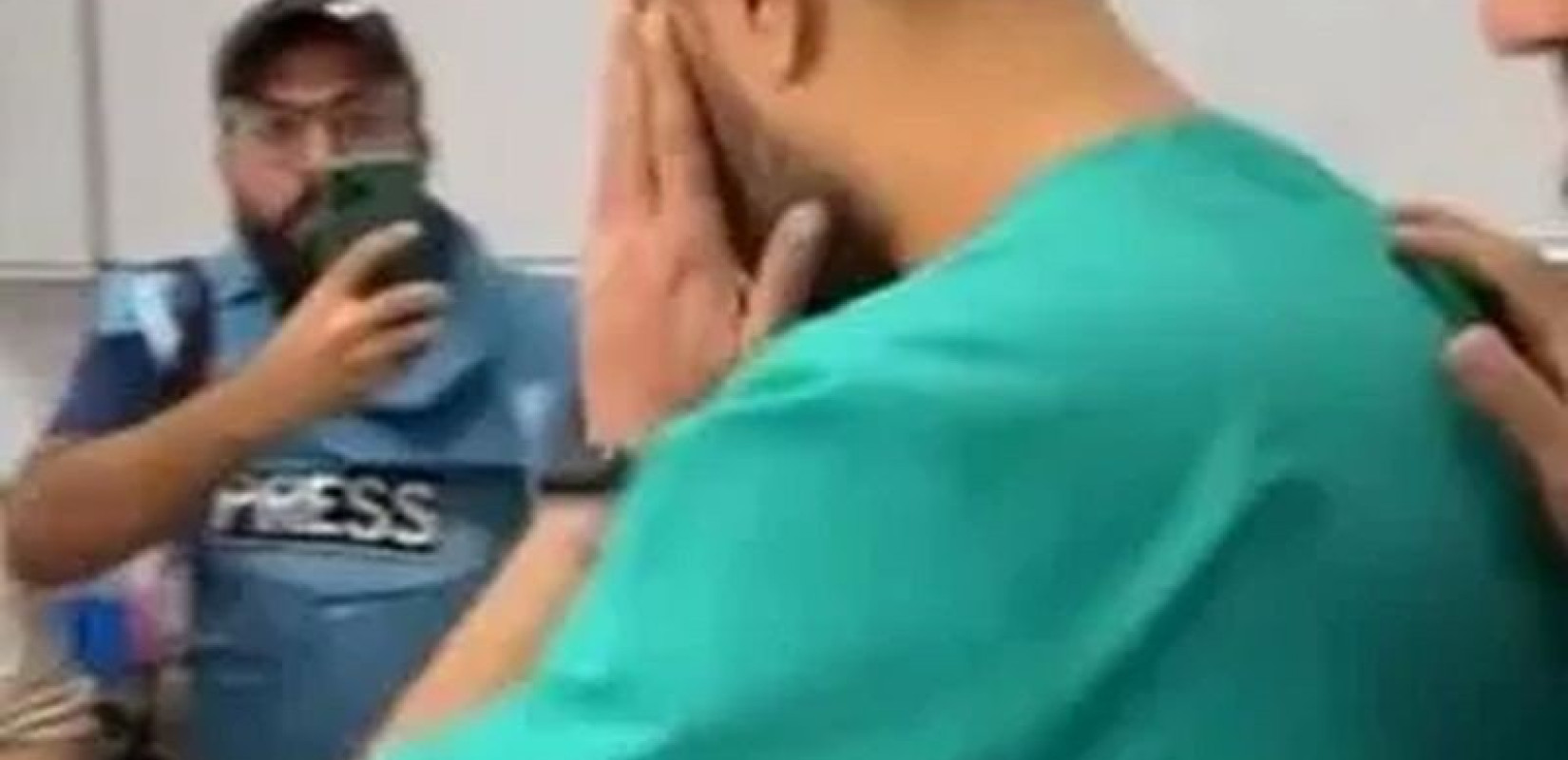 Γάζα: Παλαιστίνιος γιατρός αναγκάστηκε να αναγνωρίσει το παιδί του νεκρό (βίντεο)