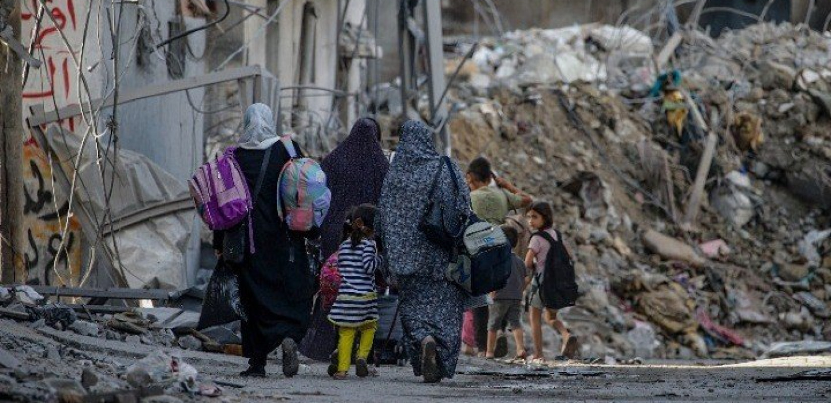 Γάζα: Εν μέσω βομβαρδισμών συνεχίζεται η έξοδος άμαχων Παλαιστινίων από τη Ράφα