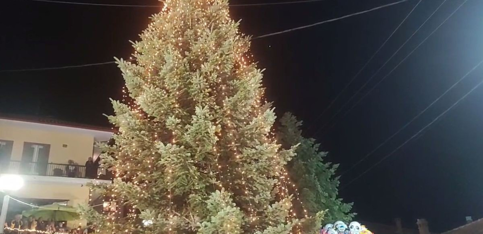 Χαλκιδική: Φωταγωγήθηκε το πρώτο χριστουγεννιάτικο δέντρο στον Ταξιάρχη, με 90.000 λαμπιόνια (βίντεο)