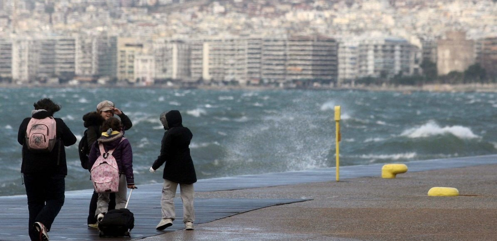 Καιρός: Ψυχρή εισβολή με πτώση θερμοκρασίας και θυελλώδεις ανέμους