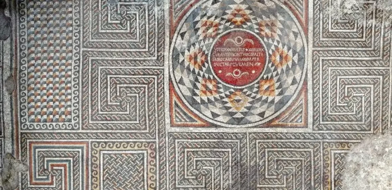 Καππαδοκία: Αποκαλύφθηκε τεράστιο ψηφιδωτό με την ελληνική επιγραφή «αν είσαι υγιής, μπες» (φωτ.)