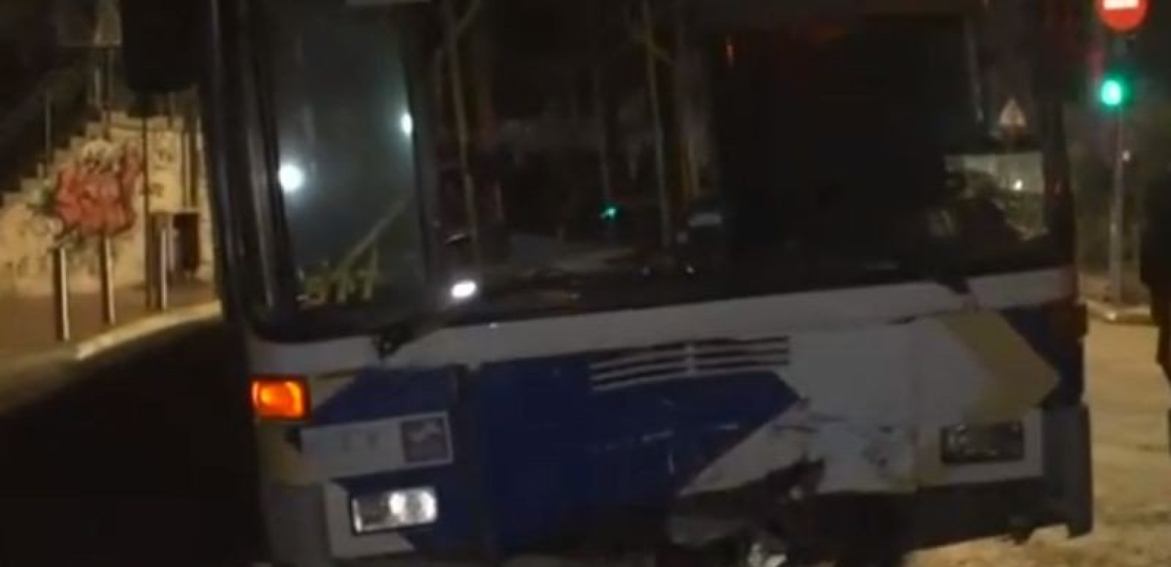 Σοβαρό τροχαίο στον Πειραιά: Μετωπική ΙΧ με λεωφορείο - Απεγκλωβίστηκε γυναίκα χωρίς τις αισθήσεις της (βίντεο)