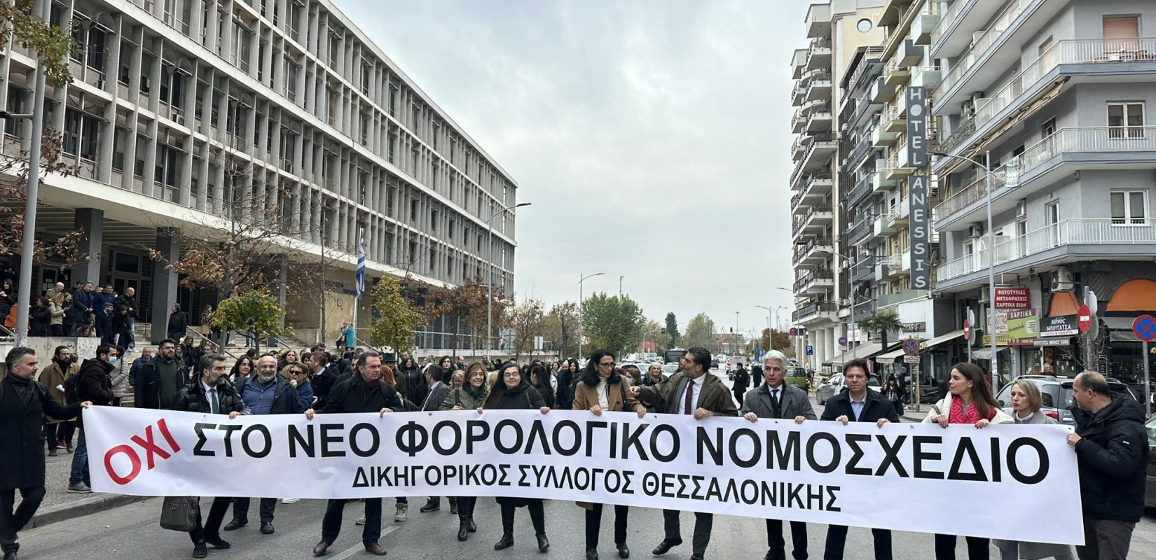 Θεσσαλονίκη: Διαμαρτύρονται επαγγελματίες ταξί, δικηγόροι, και αρχιτέκτονες για το φορολογικό