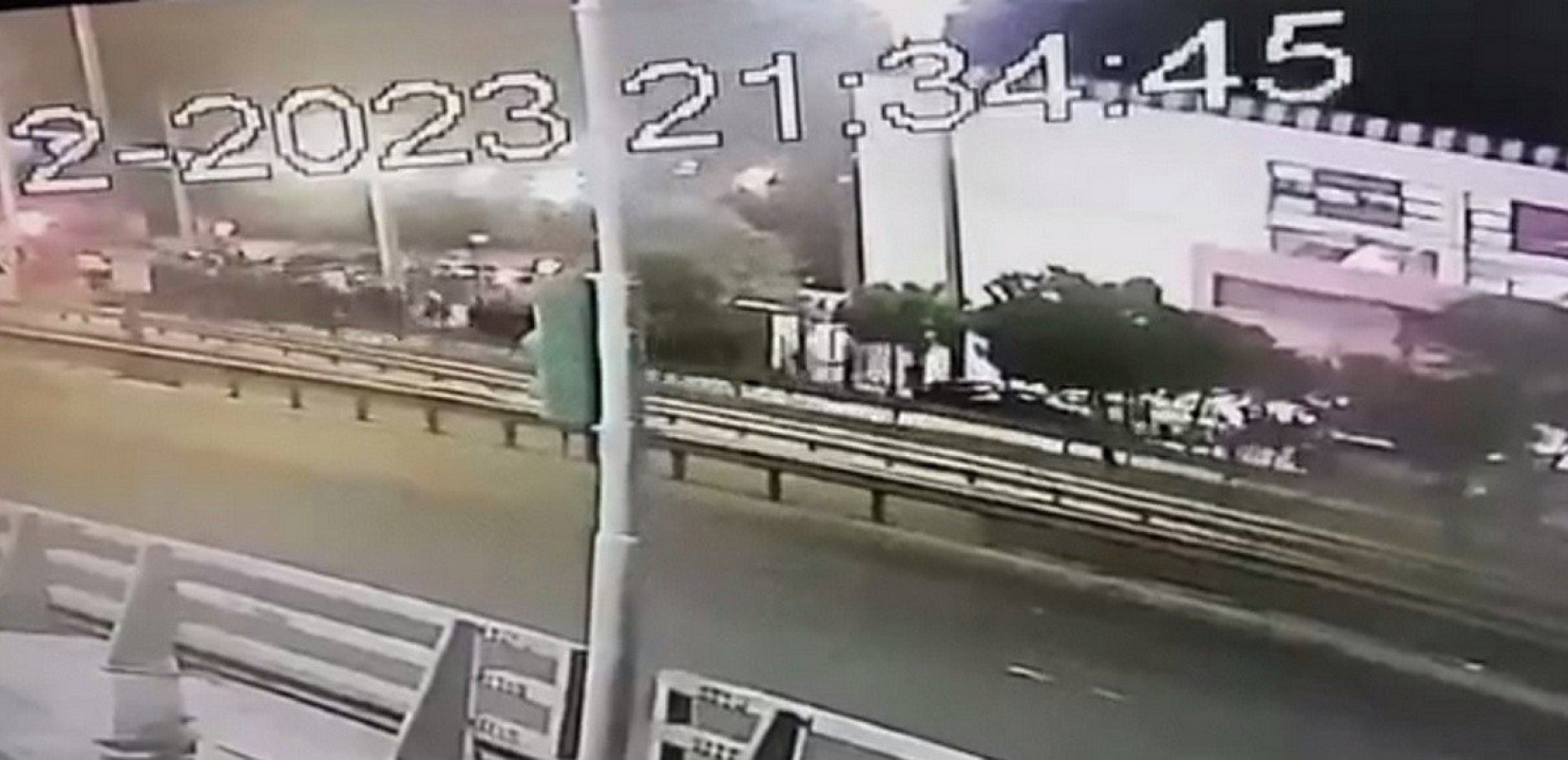 Βίντεο-ντοκουμέντο: Η στιγμή που οι χούλιγκαν τρέχουν να κρυφτούν στο γήπεδο μετά την επίθεση στους αστυνομικούς