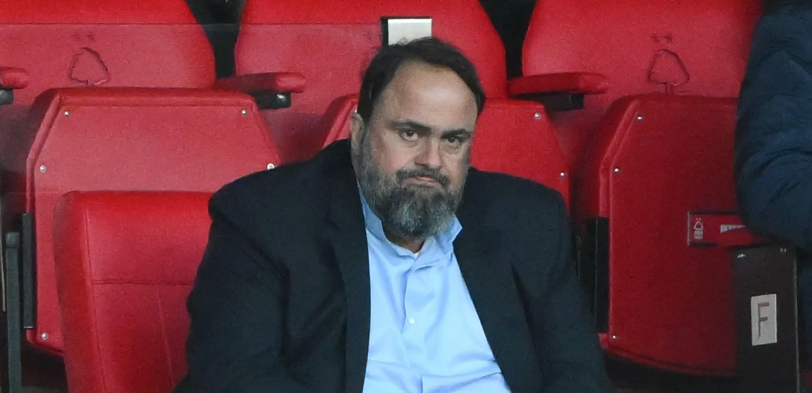 Αγγλία: Ο Μαρινάκης έφυγε εκνευρισμένος από τον αγώνα της Νότιγχαμ Φόρεστ και πέταξε τη διαπίστευσή του - Ποιος και πού τη βρήκε