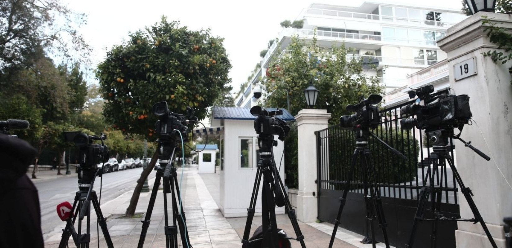 Συνέχεια στην κόντρα κυβέρνησης και ΠΑΣΟΚ - «Καρφιά» για ταξίδι Ανδρουλάκη στην Ισπανία για τις... σέλφι