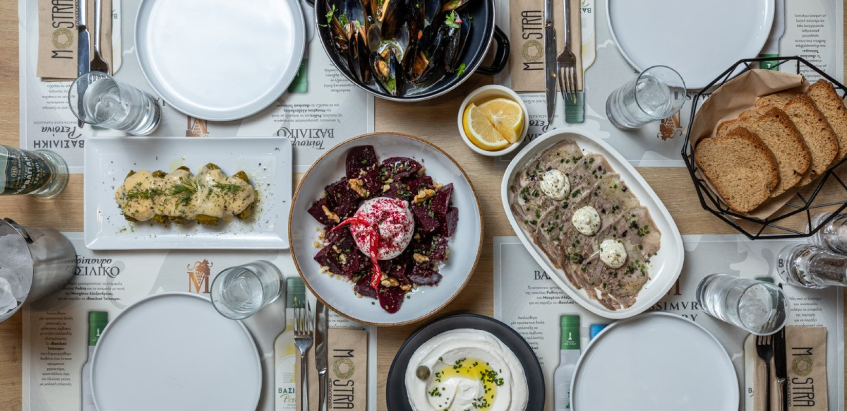 Mostra: Το νέο, μοντέρνο μεζεδοπωλείο της Χαριλάου, που ήρθε δυναμικά, με τις πιο νόστιμες προτάσεις