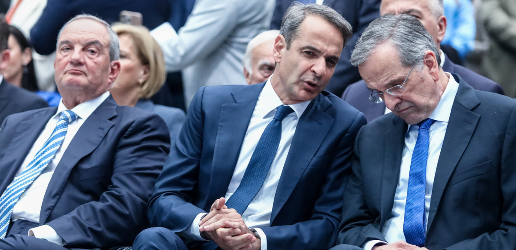 Μία τριγωνική σχέση με εναλλαγές: Μητσοτάκης-Καραμανλής-Σαμαράς