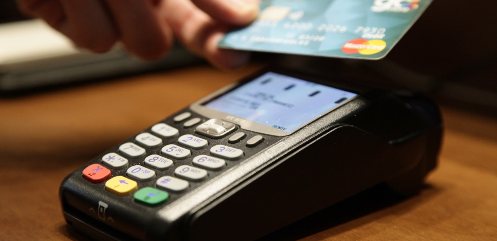 Τέλος στο ρευστό χρήμα: Αγορές μέσω POS και IRIS σε όλη την αγορά από την Πρωτοχρονιά