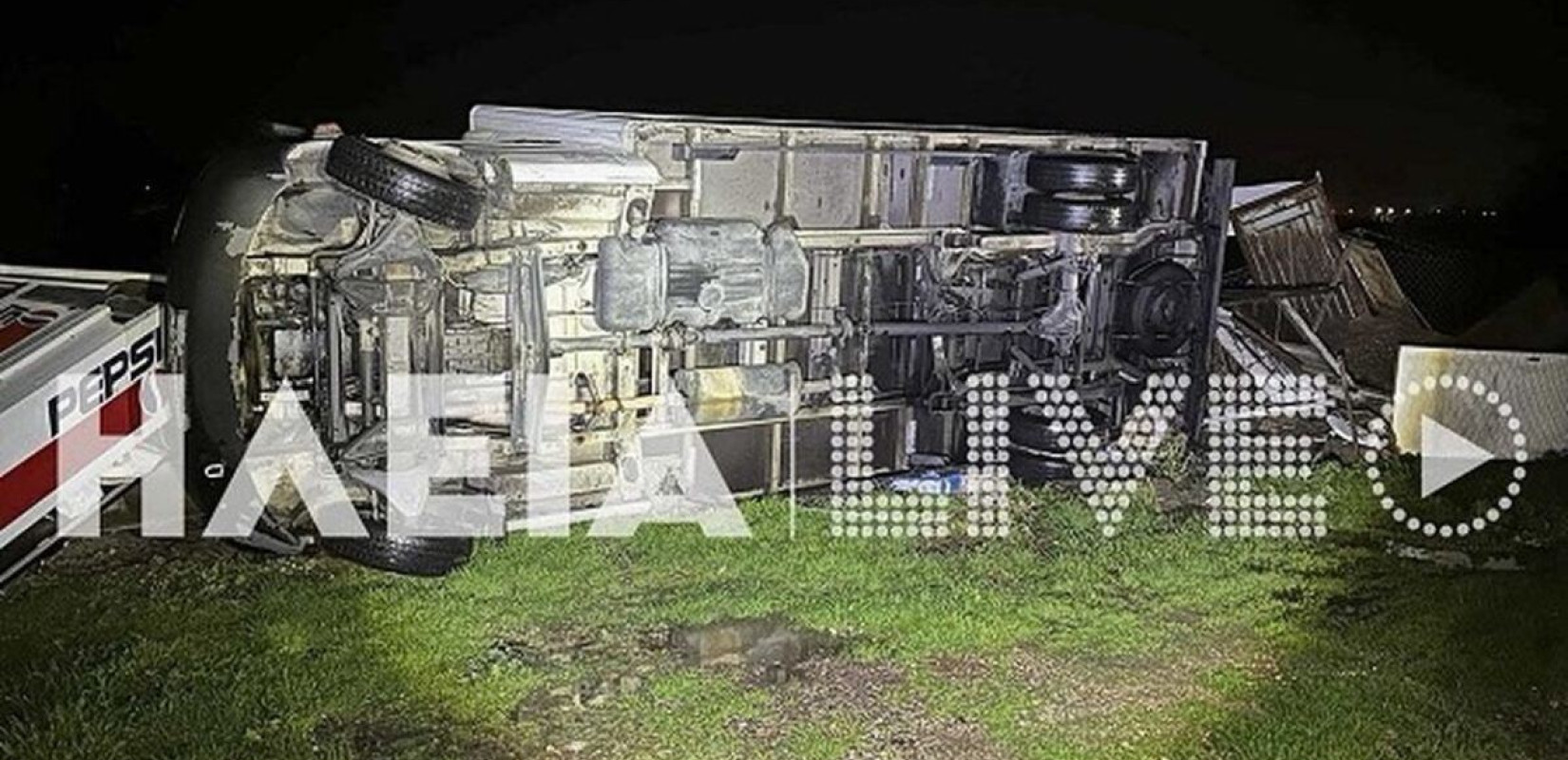 Ανεμοστρόβιλος διέλυσε κτίρια και αναποδογύρισε φορτηγό στον Πύργο (βίντεο)