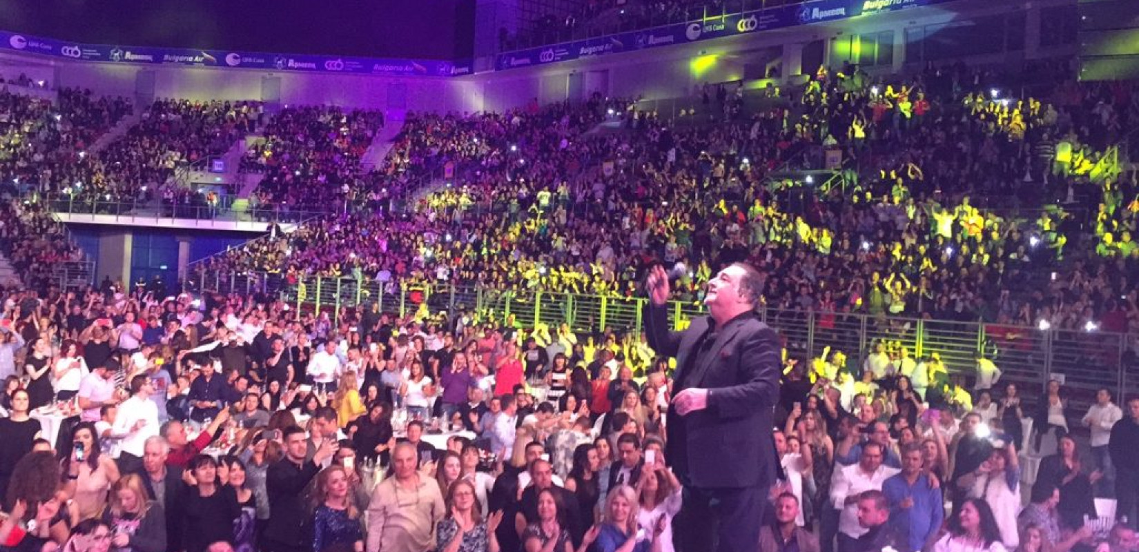 Βίντεο: Όταν ο Βασίλης Καρράς έγραψε ιστορία και μπήκε στο Γκίνες με μία συναυλία του