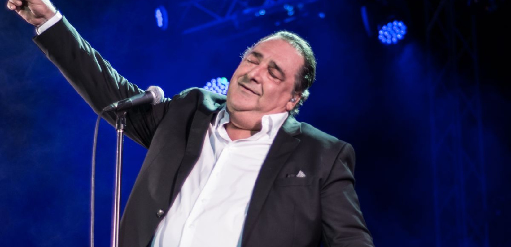 Βασίλης Καρράς: Ο καλλιτεχνικός κόσμος θρηνεί και υποκλίνεται στον «Άρχοντα της πίστας»